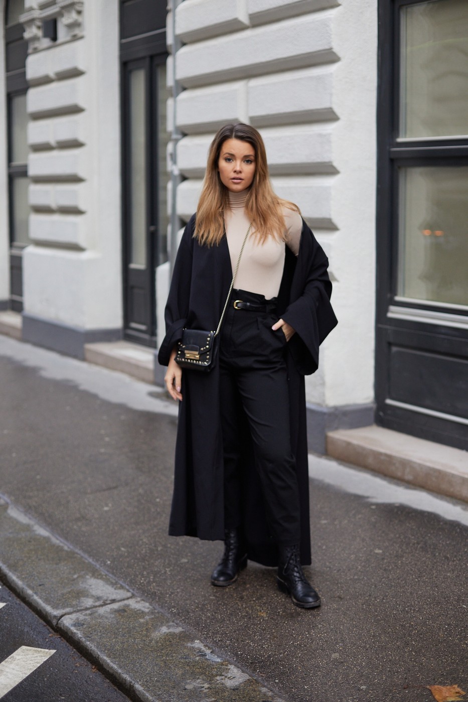 Nagyon stílusos szettel fejezi be a hetet Kárpáti Rebeka