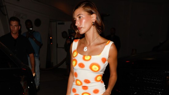 Hailey Bieber felsőt és melltartót sem vett fel a kabátja alá, a végeredmény mindent visz