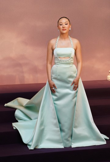 Yerin Ha - a csapat egyik újonca - egy gyönyörű, uszályos Prada szaténruhában tündökölt a bemutatón. 