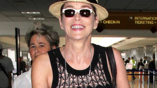 Sharon Stone 58 évesen is büszkén villantja a melleit