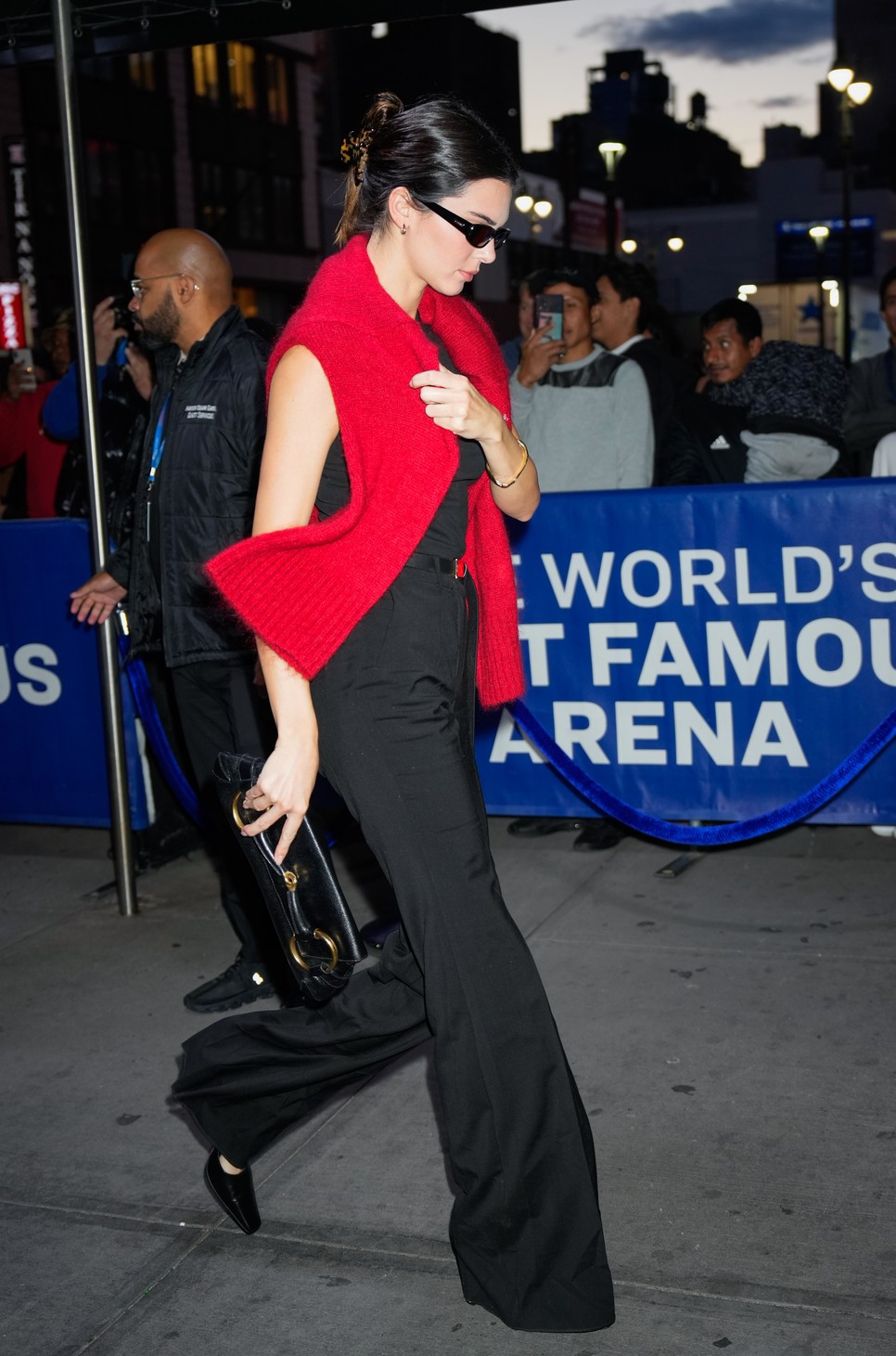 Kendall Jenner a tőle megszokott sikkel viseli a piros színt