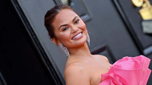 Chrissy Teigen közel két évvel a vetélése után ismét babát vár 