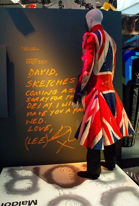 David Bowie 1997-es Earthling című lemezborítójára és turnéjára McQueen tervezett egy jellegzetes, brit zászlós kabátot, amely ma már múzeumi darab.