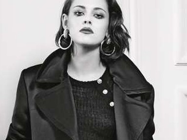 Kristen Stewart a legszexibb Chanel ruhákban villantja meg a combját