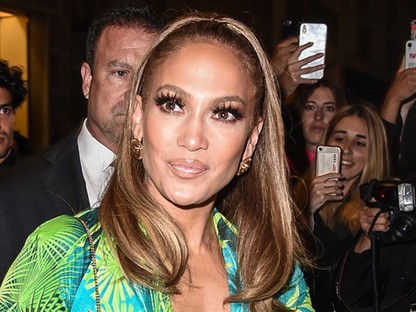 Jennifer Lopez a Versace bemutató után MÉG EGY dzsungelmintás ruhát viselt az afterpartira