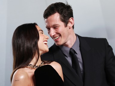 Kiderült: háromnapos esküvőn kel egybe Dua Lipa és Callum Turner, a nagy nap mindjárt itt van