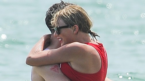 Piros bikiniben romantikázott Taylor Swift