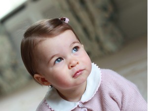 Szülinapos hercegnő! A kis Charlotte 1 éves! Hihetetlenül aranyos képeket készített róla Kate Middleton