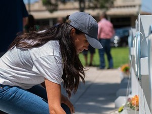 Meghan Markle a helyszínen emlékezett meg az iskolai lövöldözés áldozatairól