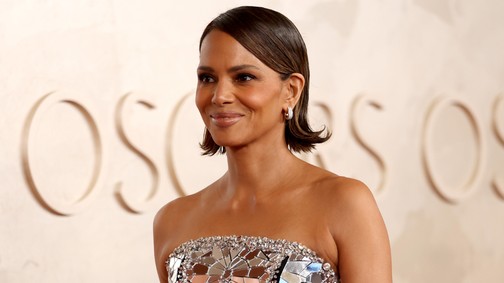 Halle Berry meztelenfelsője maga az álom: a színésznő ruhája egyszerre arcpirító és meseszép