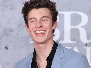 Jesszus! Egy rajongó megvágta Shawn Mendes arcát a koncertjén