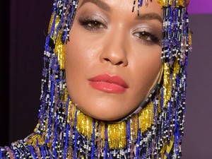 Rita Ora Teletubby ruhája a legviccesebb és lebizarrabb dolog, amit ma látni fogsz