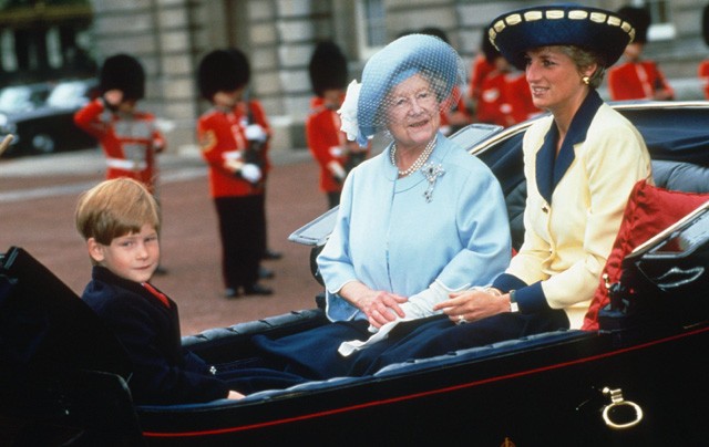 Diana hercegné a néhai anyakirálynéval és Harryvel a királynő születésnapján