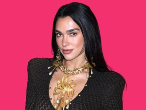 Dua Lipa pucérruhájából ordít a meztelenség, a tangabugyiját is megvillantotta benne