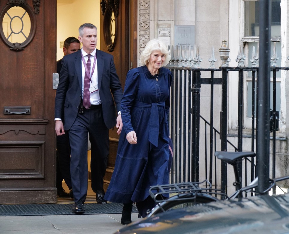 Kamilla királyné háromszor is meglátogatta Károly királyt az operációja után