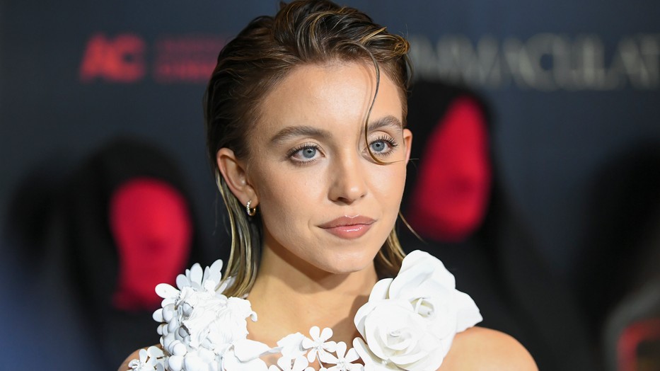 Sydney Sweeney fehér ruhája gyakorlatilag egy virágcsokor volt