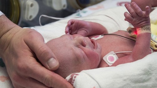 Egészséges, gyönyörű babája született egy méhátültetésen átesett nőnek