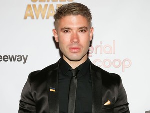 Kristos Andrews sokszoros Emmy-díjas színész a magyar Plüss Kommandó mellé állt