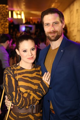 Makranczi Zalán kék zakóját is igazán jól mutat főleg ezzel az okkersárga felsővel.