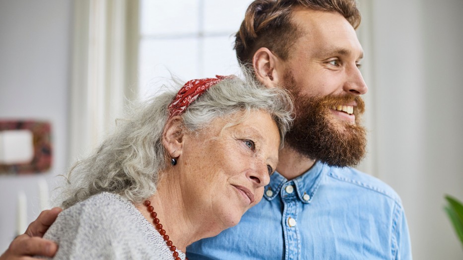 Íme 5 jel, ami arra utal, hogy a párod már-már egészségtelenül ragaszkodik az édesanyjához