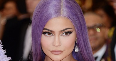 Mély dekoltázsok, feszülő popsik - Kardashian-Jenner klán a Met gálán