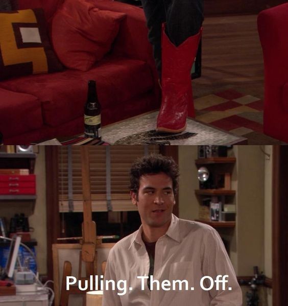 Rami Malek PIROS öltönyben! Ő talán a világ egyetlen embere, akinek ez jól áll