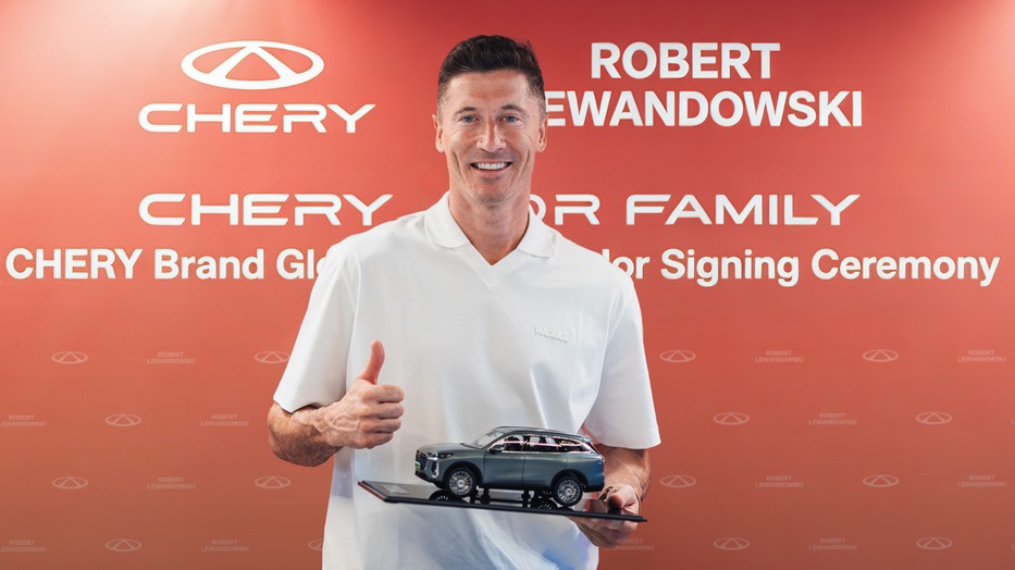 Robert Lewandowski, a világhírű labdarúgó lett a márka globális nagykövete.