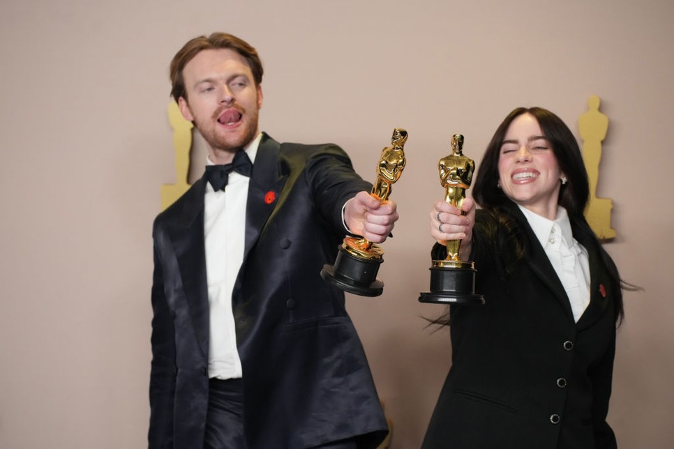 Finneas és Billie Eilish a 2024-es Oscarról a legjobb filmbetétdalnak járó szobrocskával tért haza - bátyjával nemcsak együtt zenélnek, hanem mindenben támogatja is