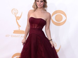 Az Agymenők szőke sztárja a szezon trendi színében