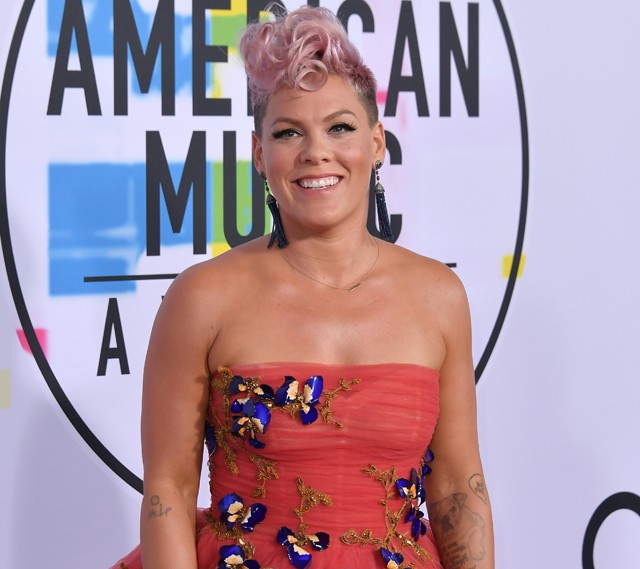 Pink hatalmas rózsaszín habcsóknak öltözött a díjátadóra