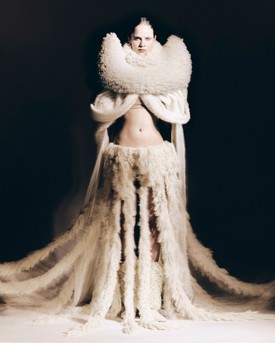 Kain Eszter kötött anyagai, tervezései lenyűgözőek, egy-egy öltözéke valóságos bravúr