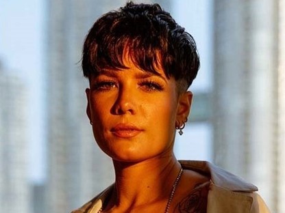 Halsey-nak mindene rózsaszín volt az AMA-gálán, még a haja is!