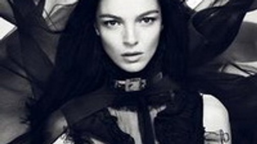 Várandósan vetkőzött pucérra a Givenchy múzsája