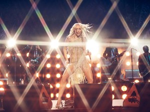 Miley Cyrus új szintre emelte a bosszúruha fogalmát ezzel a vintage Yves Saint Laurent darabbal