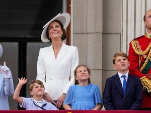 Csodálatos jubileum: II. Erzsébet királynő és a királyi család együtt nézte a katonai parádét