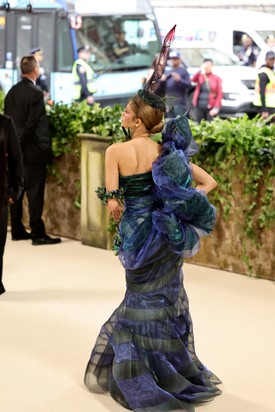 Az énekesnő ruhája hátulról is nagyon izgalmas látványt nyújtott.