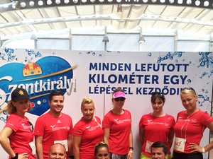 Jótékonyságból futottunk a reptéren a Szentkirályival