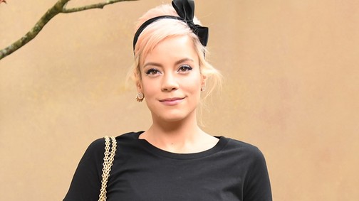 18+ Őrület! Lily Allen a puncijával reklámozza az új albumát, és tényleg, telibe látszik minden