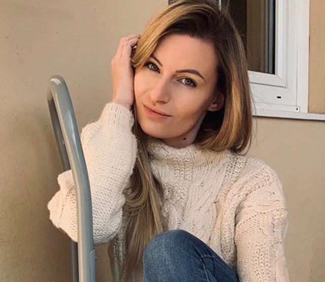 A Kuglófoslány ma a tél kötelező ruhadarabját viseli