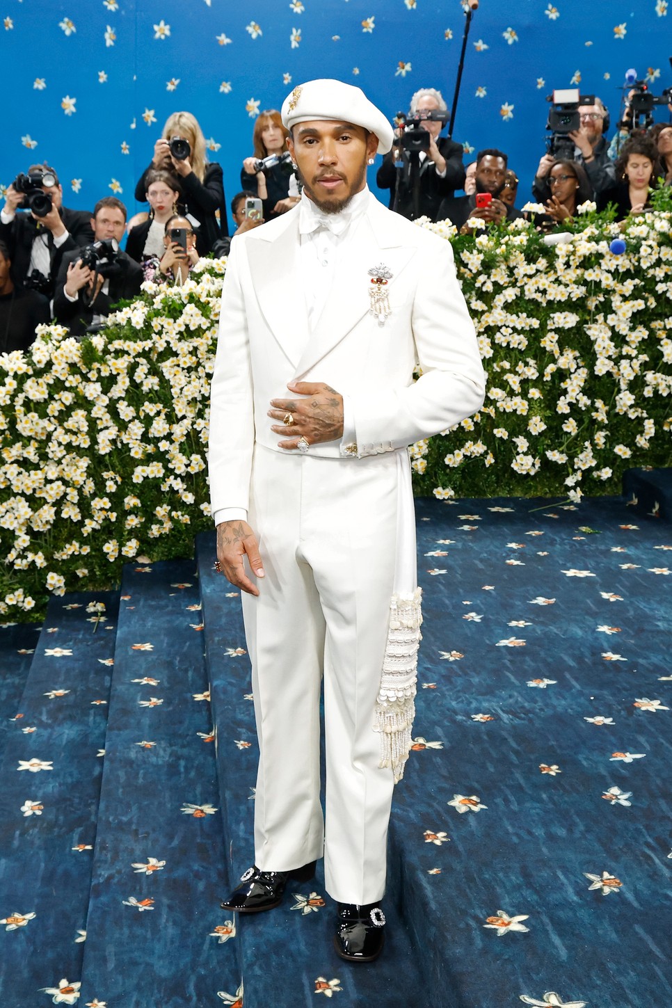 Lewis Hamilton nagyon stílusosan jelent meg ebben a Wales Bonner kreációban