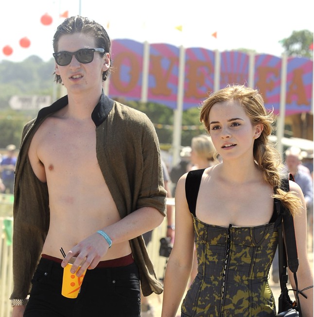 A 2010-es Glastonbury idején éppen a One Night Only szexi frontemberével, George Craiggel randizott. Nagyon cuki volt a hajfonatával a fesztiválon.