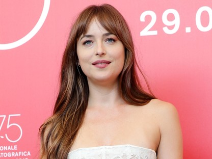 Dakota Johnson publikussá tette a telefonszámát