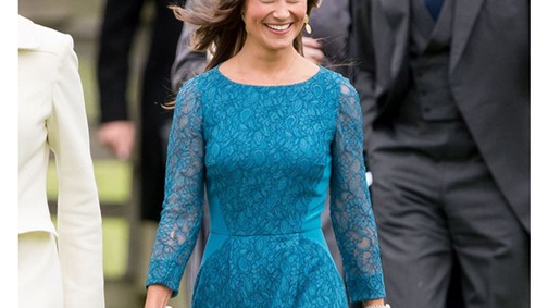 Pippa Middleton kék csipkében lagzizott
