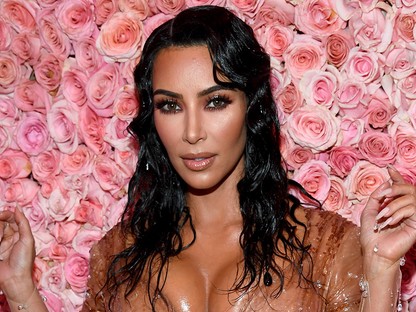 Kim Kardashian bemutatja a meztelenruhát, ami minden eddigi meztelenruhát felülmúl