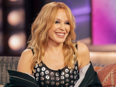 Kylie Minogue fűzős latexruhában mutatta meg magát, az énekesnő két évtizedet is letagadhatna a korából