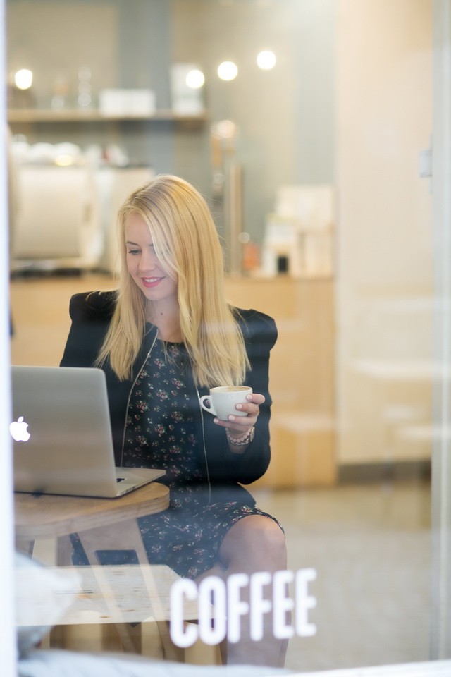 Lilla ma kávézáshoz öltözött