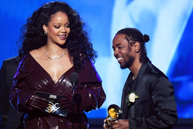 Rihanna és Kendrick Lamar a Grammy színpadán