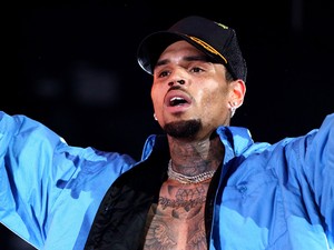 Chris Brown két haverjával együtt erőszakolta meg a 24 éves lányt