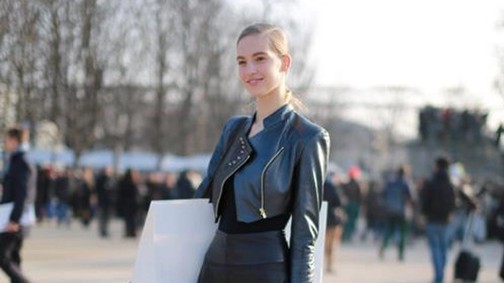 Modell az utcán: Axente Vanessa Napsugár von Bittera bőrdzsekiben