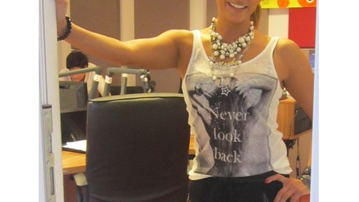 Kiss Orsi sportosan elegáns a rádióban